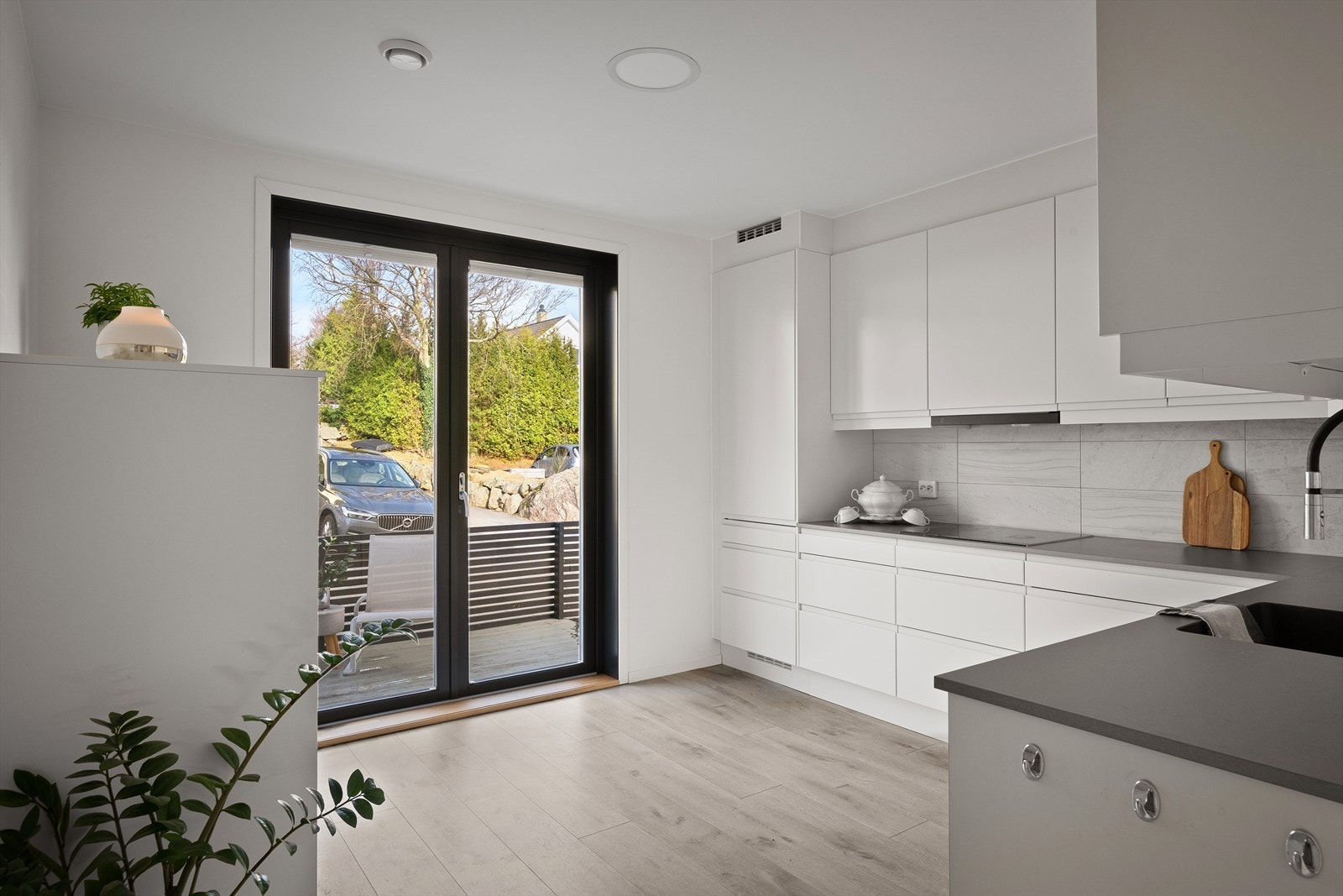 Et velutstyrt og delikat kjøkken m/rene linjer og mye skapplass. Lekker, hvit Siemens komfyr i praktisk arbeidshøyde. Direkte utgang til terrasse, for lune sommerdager. Galleribilde