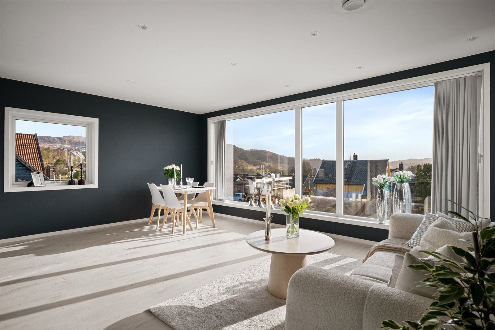 Herlig hovedstue m/åpen og luftig utsikt. Supre lysforhold. Romslig og kvadratisk gjør det enkelt å møblere. Galleribilde