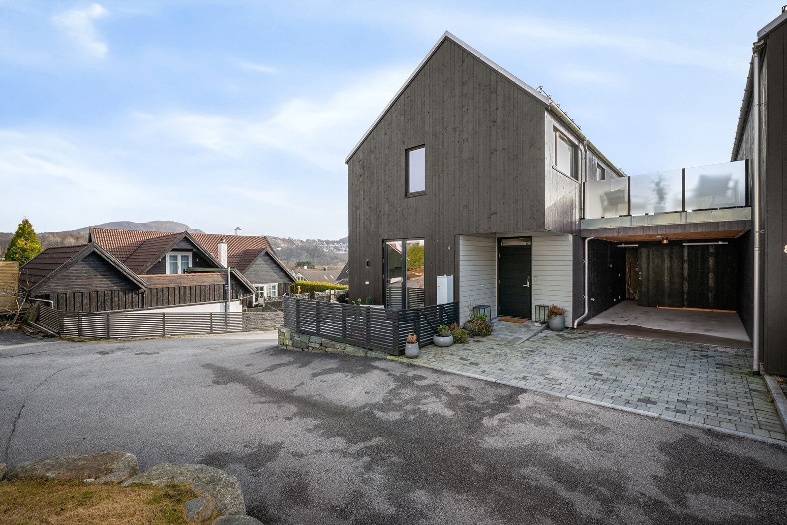 Dan Chruickshank presenterer: Strøken, delikat enebolig (2016) m/innredet sokkel. 2 kjøkken/4 sov/3 wc. Luftig og pen utsikt. Takterrasse. Carport m/elbil-lader. Galleribilde