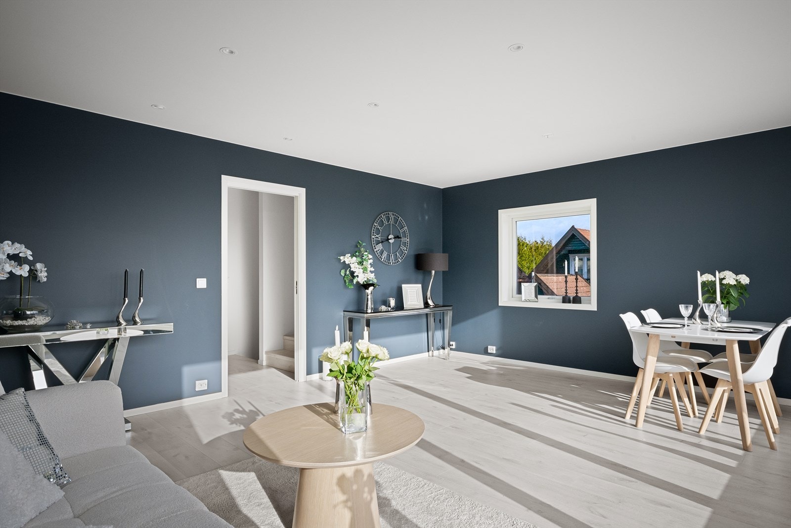 Herlig hovedstue m/åpen og luftig utsikt. Supre lysforhold. Romslig og kvadratisk gjør det enkelt å møblere. Galleribilde