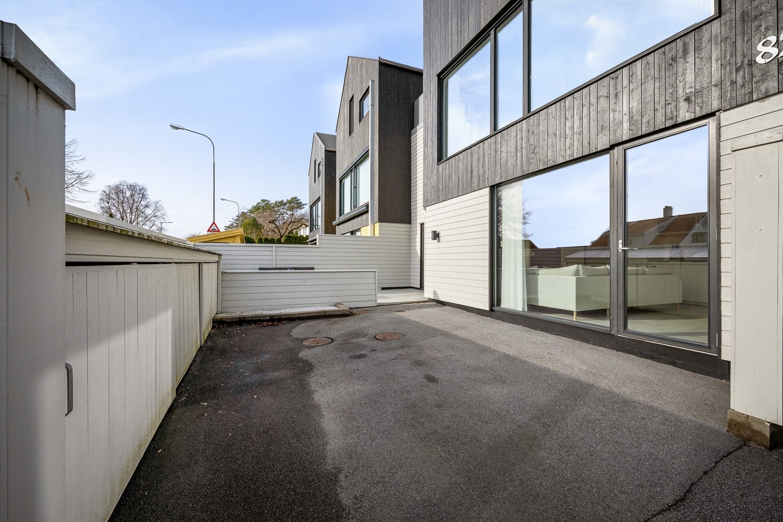 UTLEIEDEL: Uterom foran leiligheten i underetasje. Egen terrasse og parkering, med begrenset innsyn og god privat følelse. Galleribilde