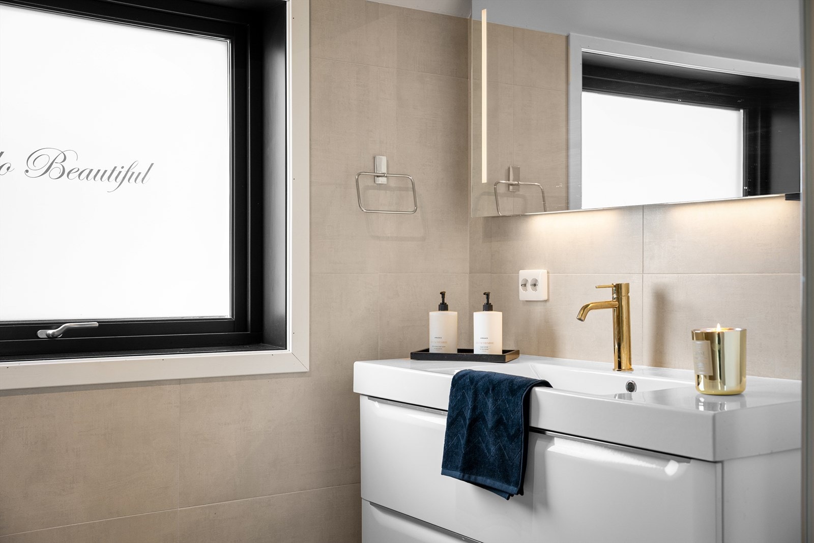 Lys i speil og ekstra veggskap i tillegg til god seksjon. Håndkleoppheng på hver side. Galleribilde