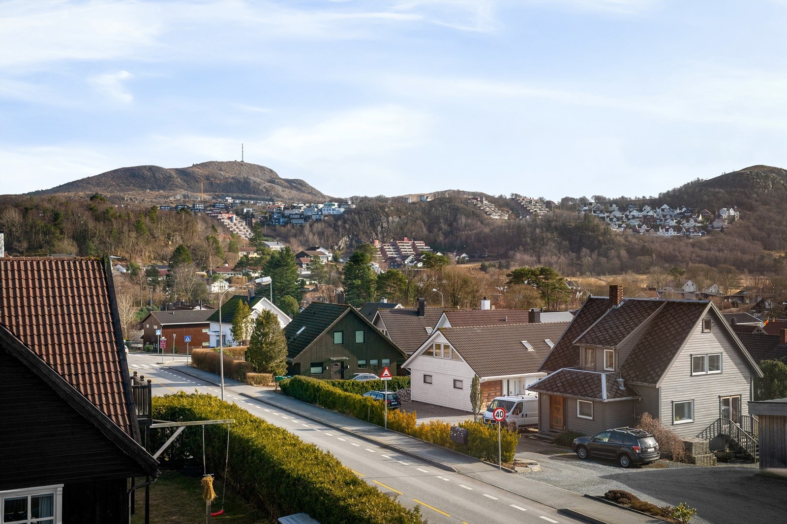 Dan Chruickshank presenterer: Strøken, delikat enebolig (2016) m/innredet sokkel. 2 kjøkken/4 sov/3 wc. Luftig og pen utsikt. Takterrasse. Galleribilde