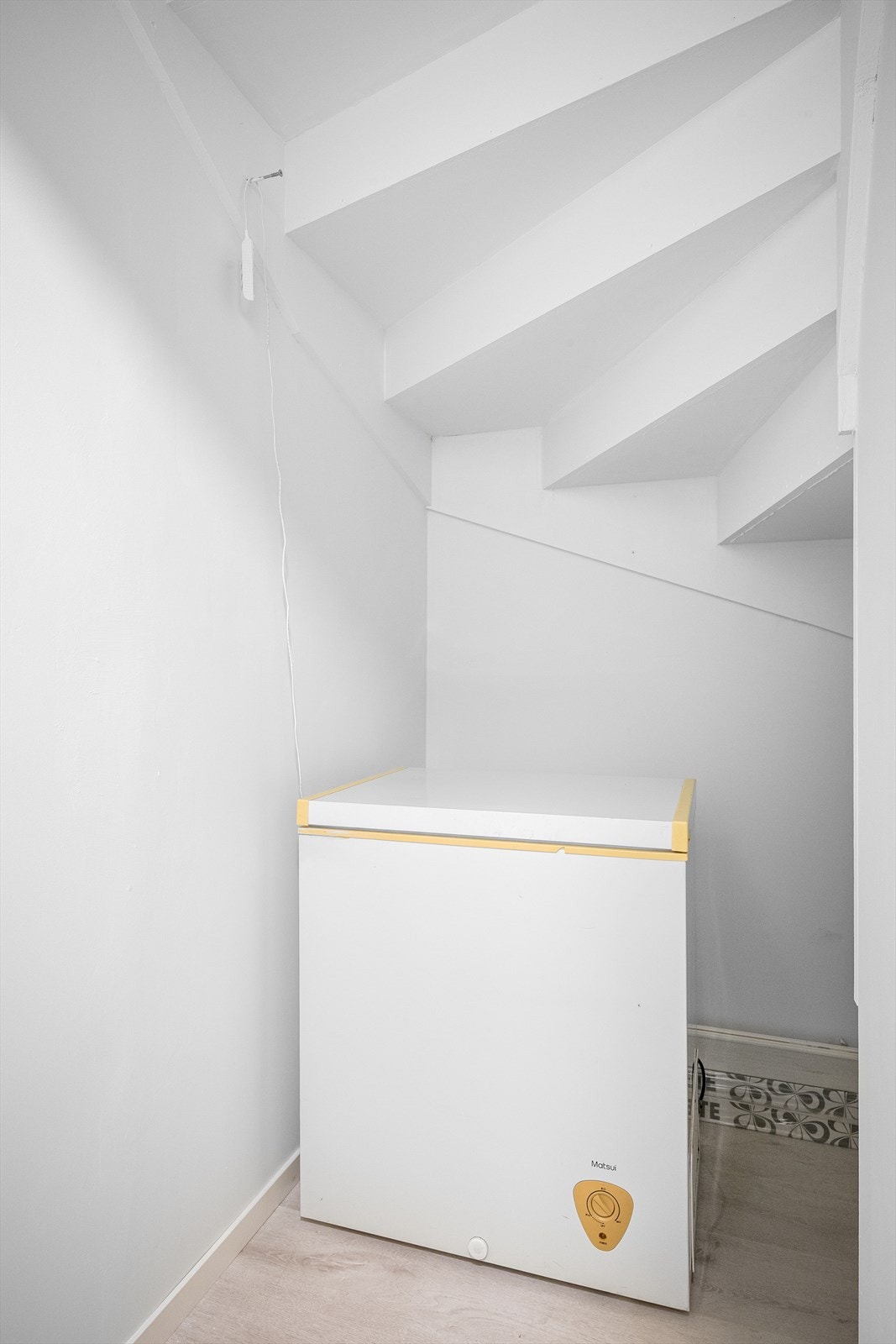 Gode lagringsmuligheter under trapp. Passende for hyllesystemer. Galleribilde