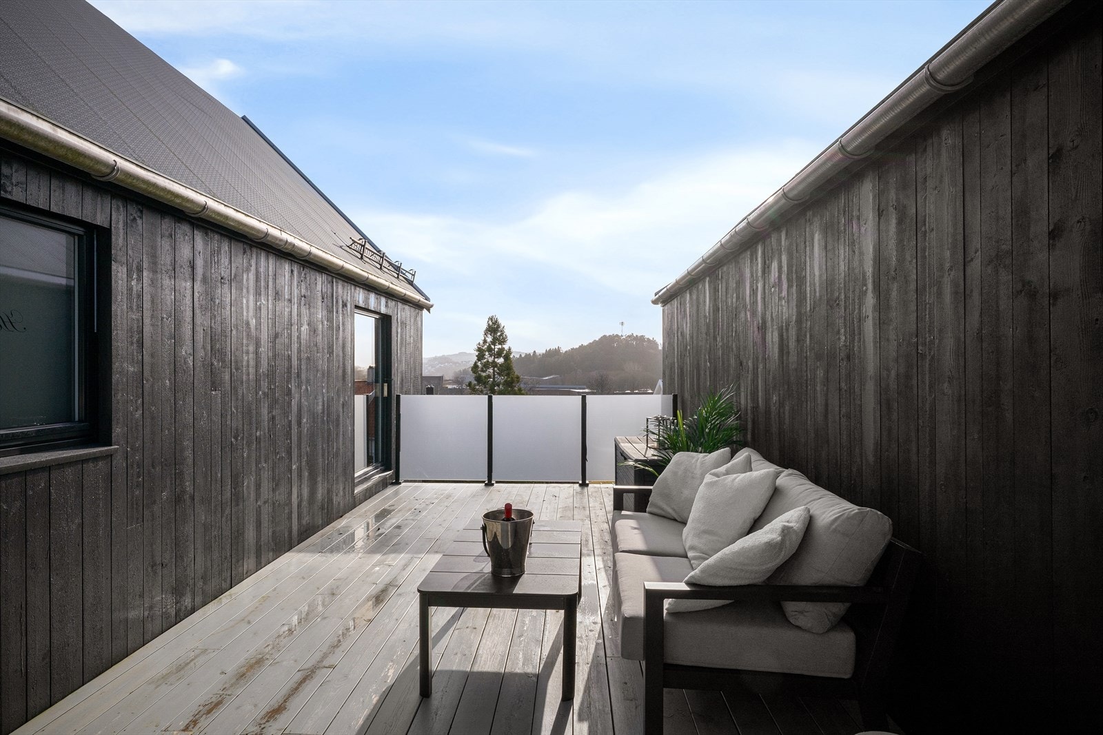 Romslig takterrasse med nydelig utsikt. Her er det fint å trekke seg tilbake og underholde gjester. Galleribilde