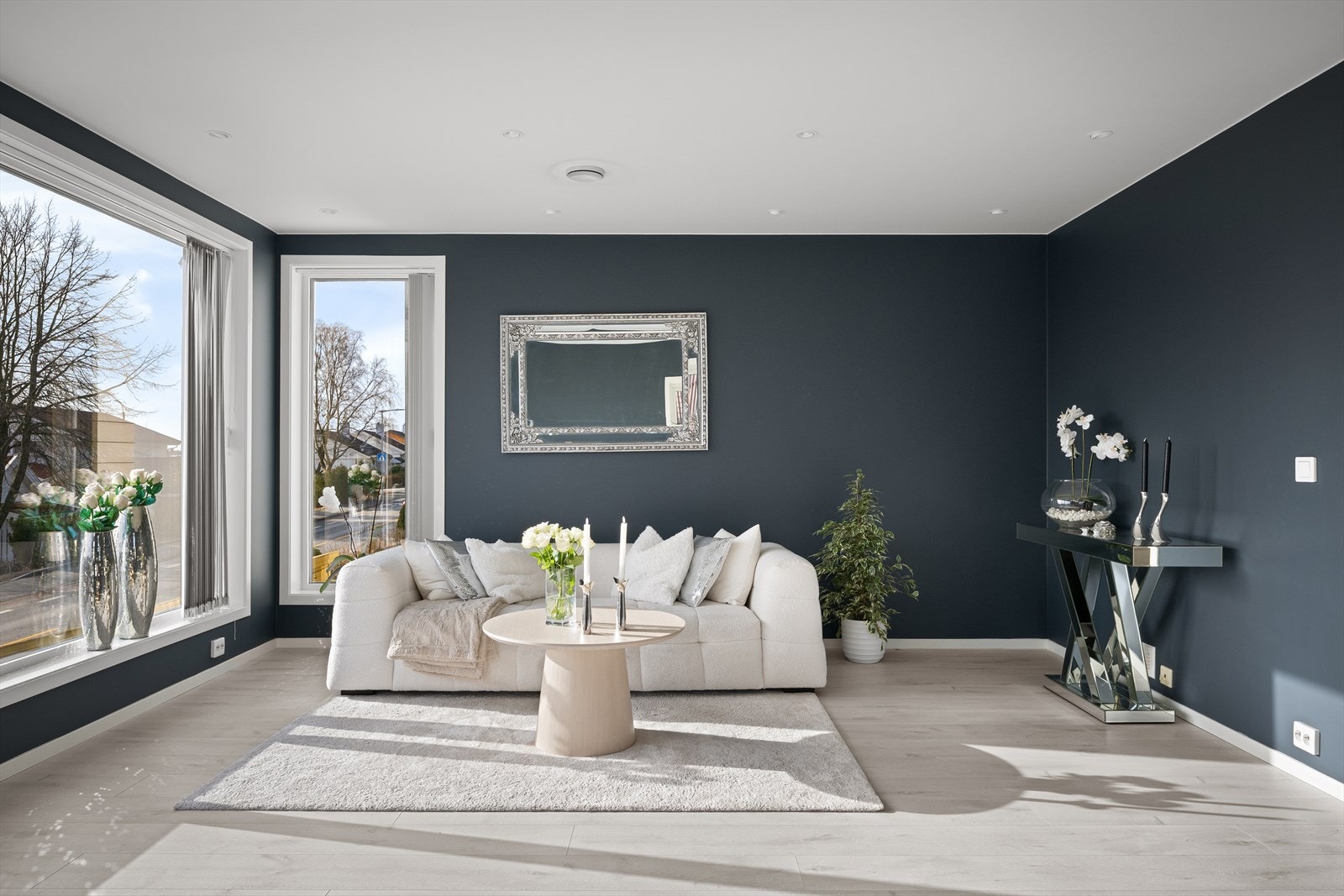 Herlig hovedstue m/åpen og luftig utsikt. Supre lysforhold. Romslig og kvadratisk gjør det enkelt å møblere. Galleribilde