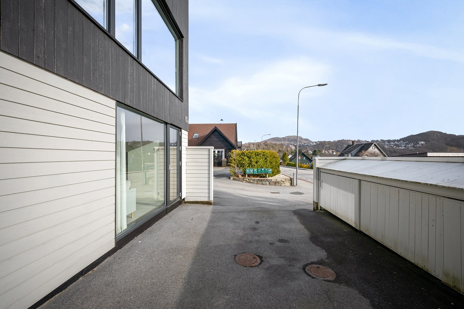 God lagring med skyvedører ut mot gjerde. Galleribilde