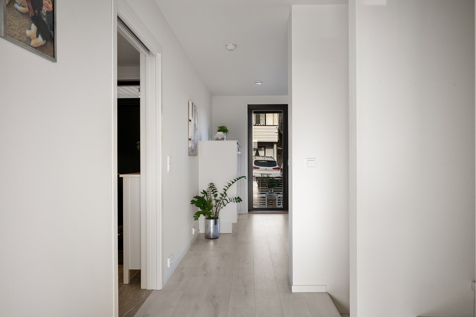 Fra stue og yttergang er det direkte tilkomst til et skjermet, delikat kjøkken med rene linjer og rikelig med lagringsplass. Galleribilde