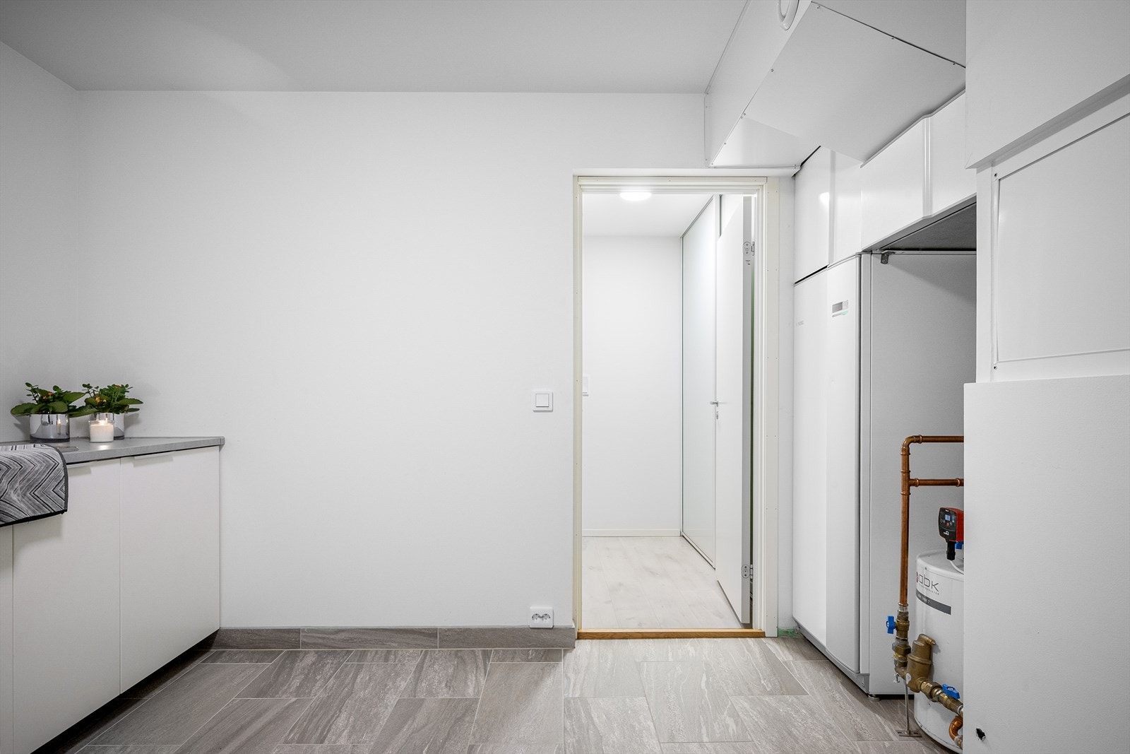 Stort og godt vaskerom m/god plass til tørking av klær. Mye skapplass og smart innredning m/arbeidsbenk. Galleribilde