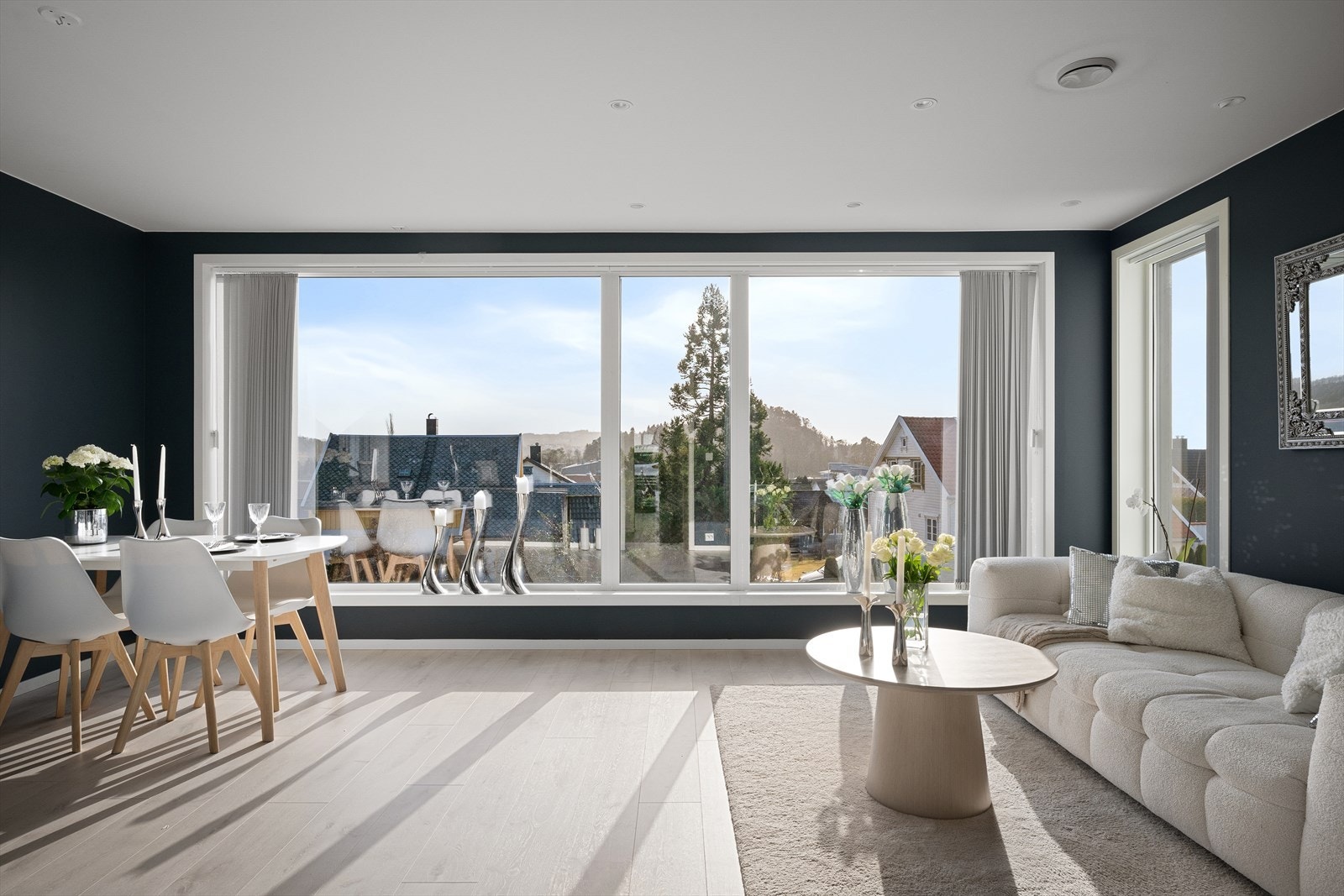 Herlig hovedstue m/åpen og luftig utsikt. Supre lysforhold. Romslig og kvadratisk gjør det enkelt å møblere. Galleribilde