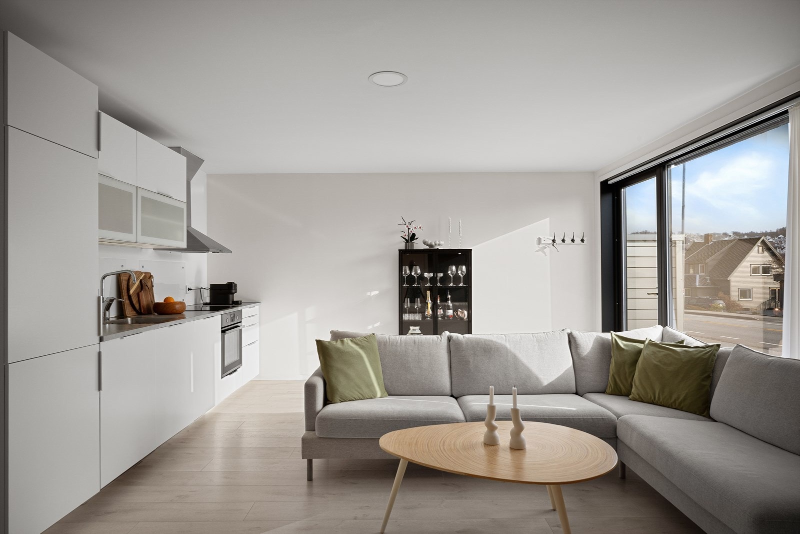 UTLEIEDEL: Fin og lys stue/kjøkken med god plass for møblering. Galleribilde