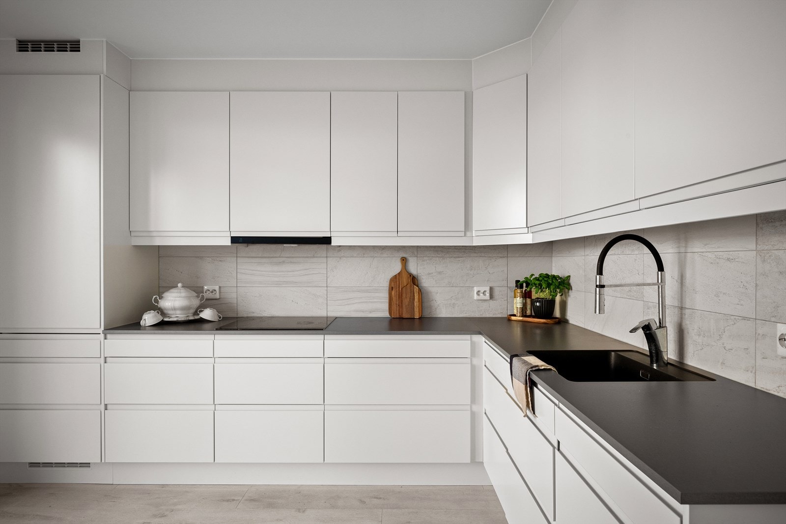 Tidløse, rolige toner. Lekkert gjennomført og meget praktisk. Rikelig med arbeidsplass. Skjermet fra hovedstuen. Galleribilde