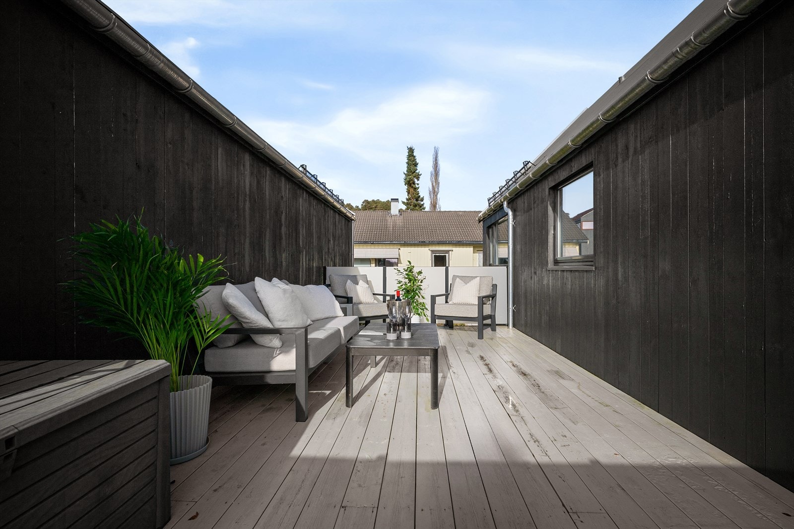 Romslig takterrasse med nydelig utsikt. Her er det fint å trekke seg tilbake og underholde gjester. Galleribilde