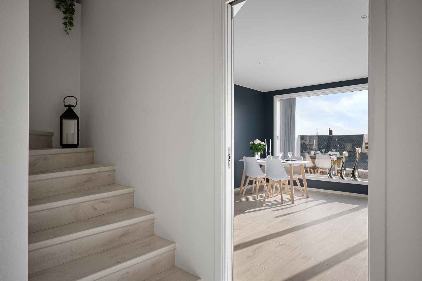 Stilrent og behagelig trapperom, med tilkomst til husets 2etg og vaskerom i kjeller. Galleribilde