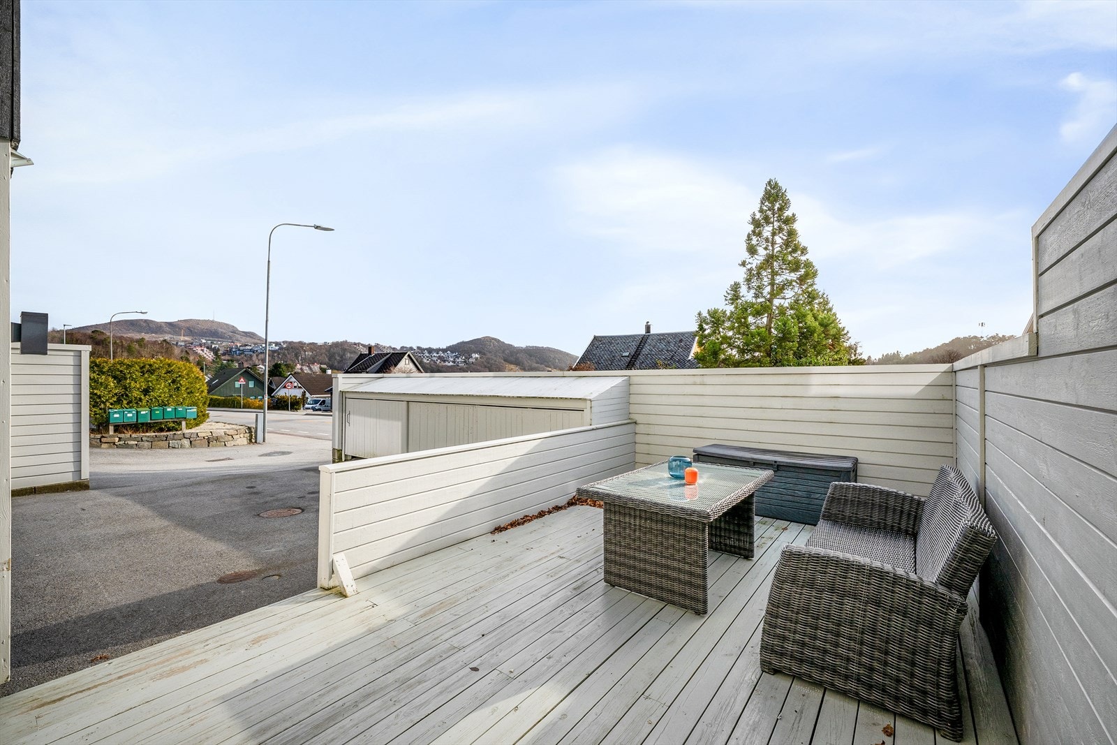 UTLEIEDEL: Skjermet terrasse, perfekt for en solrik ettermiddag. Galleribilde