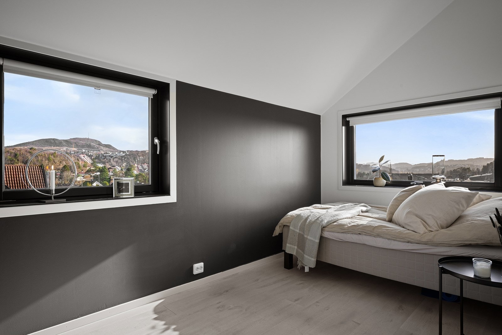 Plass til både seng, skap og kontor. Romslige rom. Galleribilde