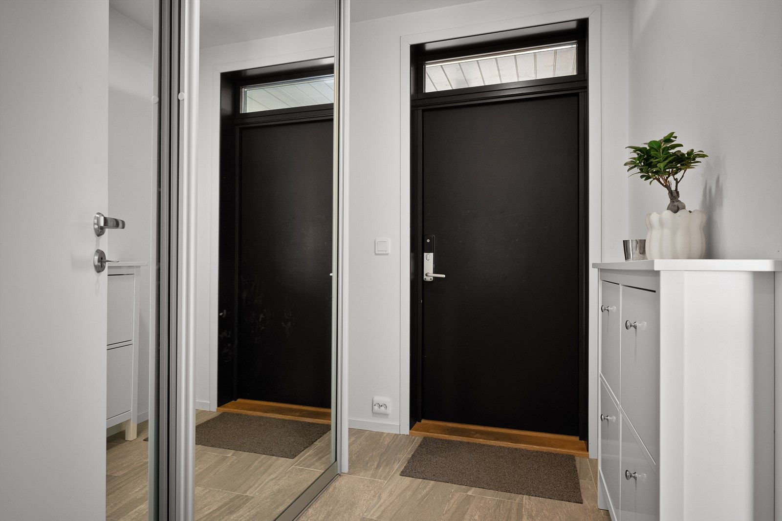 God entre m/stor skyvedørsgarderobe m/speil. Plass til ekstra kommode og påkledningsbenk. Galleribilde