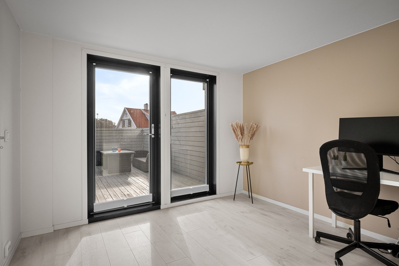 UTLEIEDEL: Romslig soverom m/utg terrassen. Galleribilde