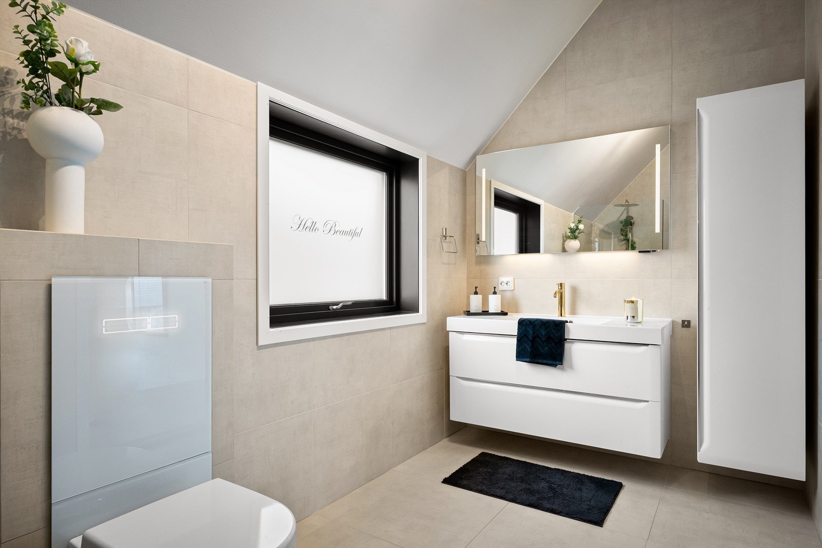 Tidløst hovedbad. Kullfilter i toalett, for å hindre dårlig lukt. Sensorstyrt nedtrekk, og mulighet for å heve setet. Innholdsrikt bad hovedbad m/ekstra skapplass og lys i speil. Naturlig lys gjennom foliert vindu. Galleribilde