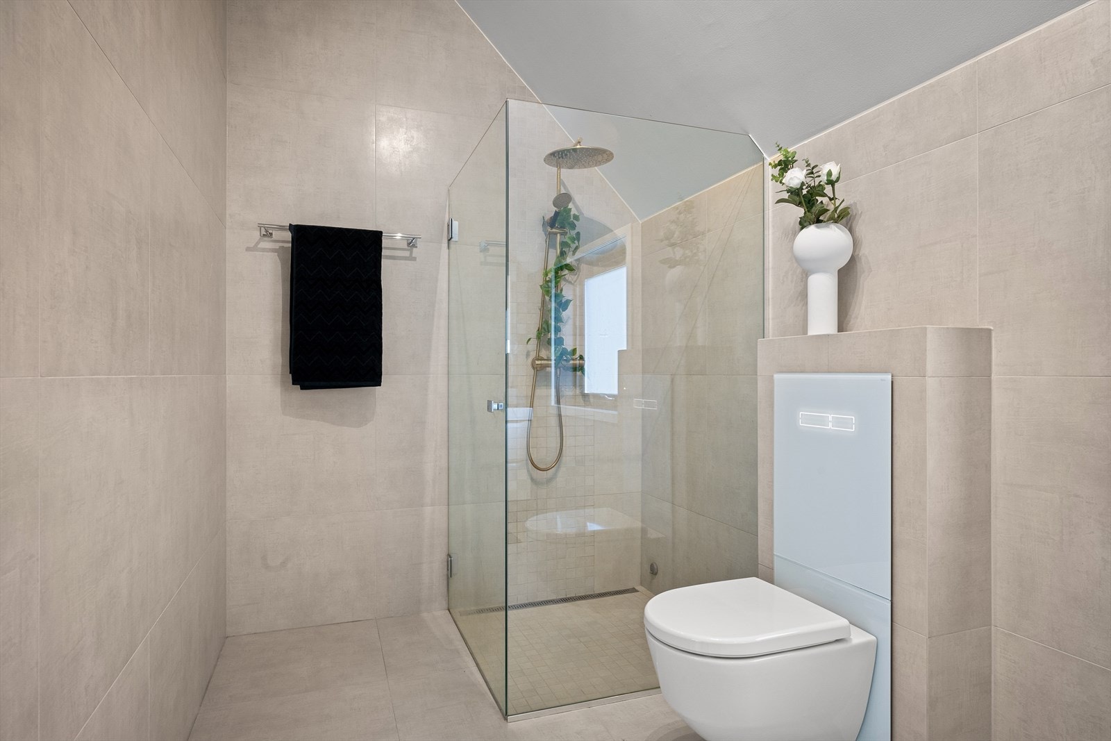 Vannflassdusj med håndholdt i messing. Lekre detaljer er gjennomgående og skaper trivselen. Galleribilde