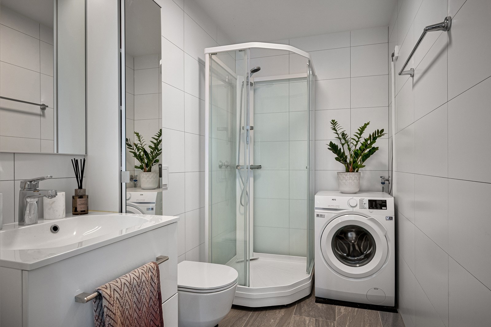 UTLEIEDEL: Stilrent og moderne bad. Ekstra skap også her for god lagring. Galleribilde