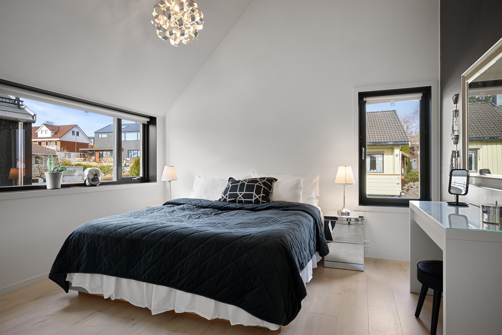 Romslig og moderne hovedsoverom med listefrie tak og stor takhøyde. Galleribilde