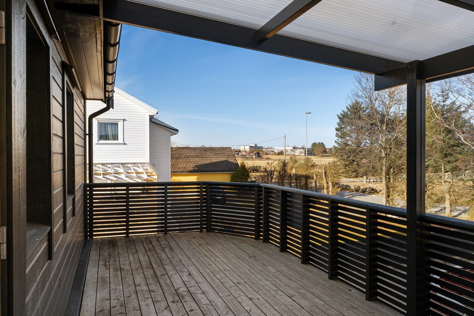 Kjekk balkong med plass til en sofagruppe Galleribilde