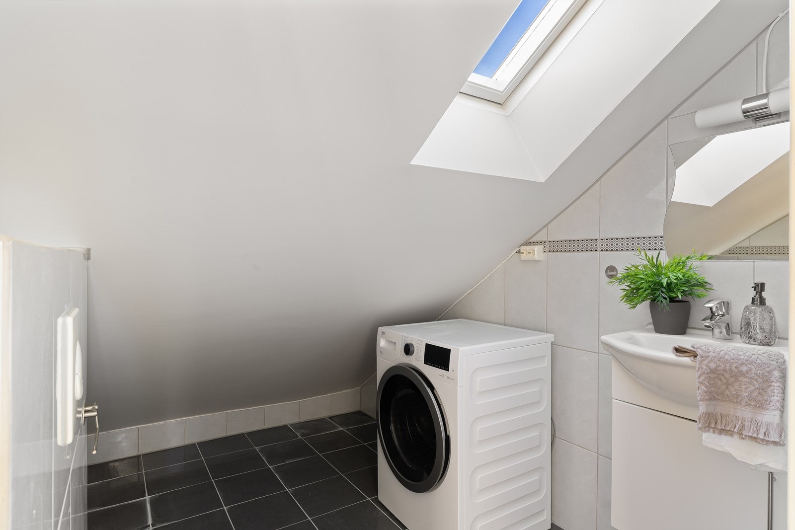 Kombinert bad og vaskerom med fliser og gulvvarme Galleribilde