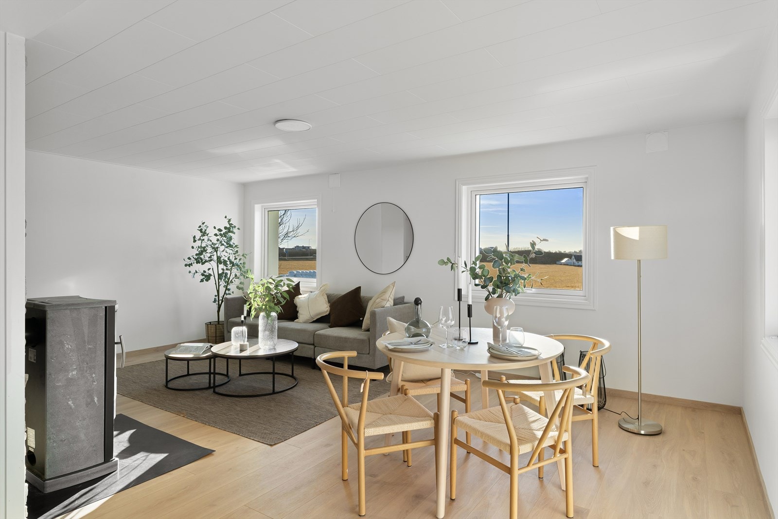 Lys og luftig stue i vinkel med gode vindusflater som gir rikelig med naturlig lys Galleribilde