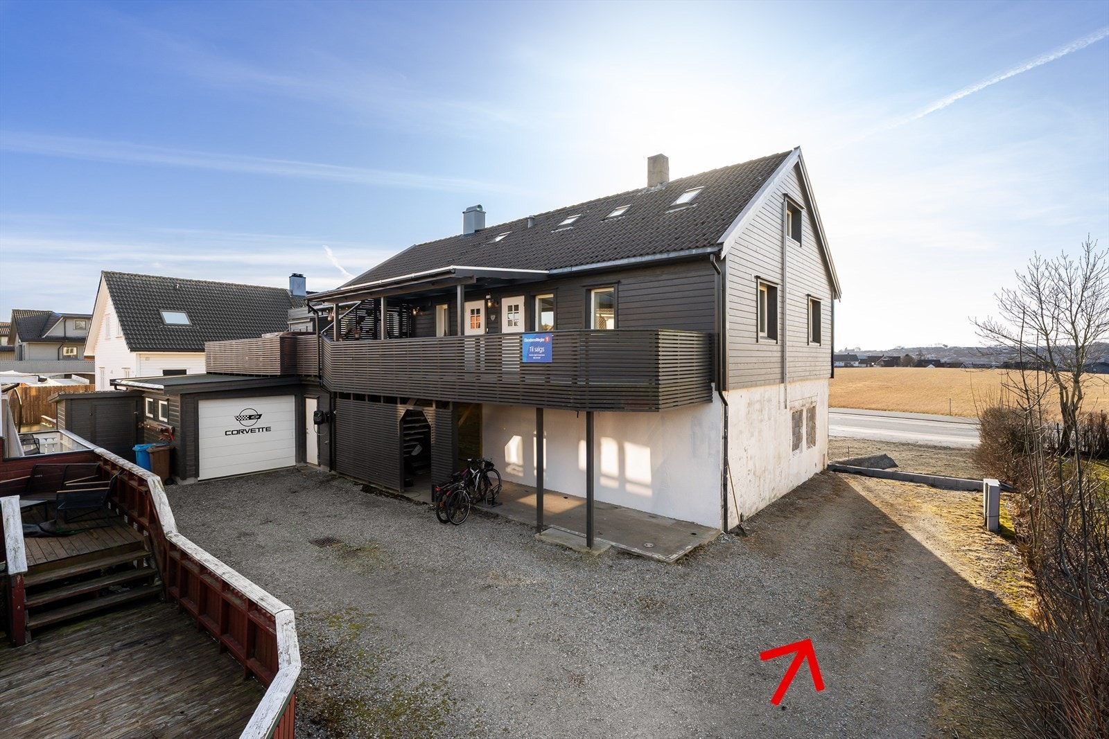 Parkeringsplass på oppstillingsplassen til høyre for bygget, se pil. Garasjen tilhører naboleiligheten Galleribilde