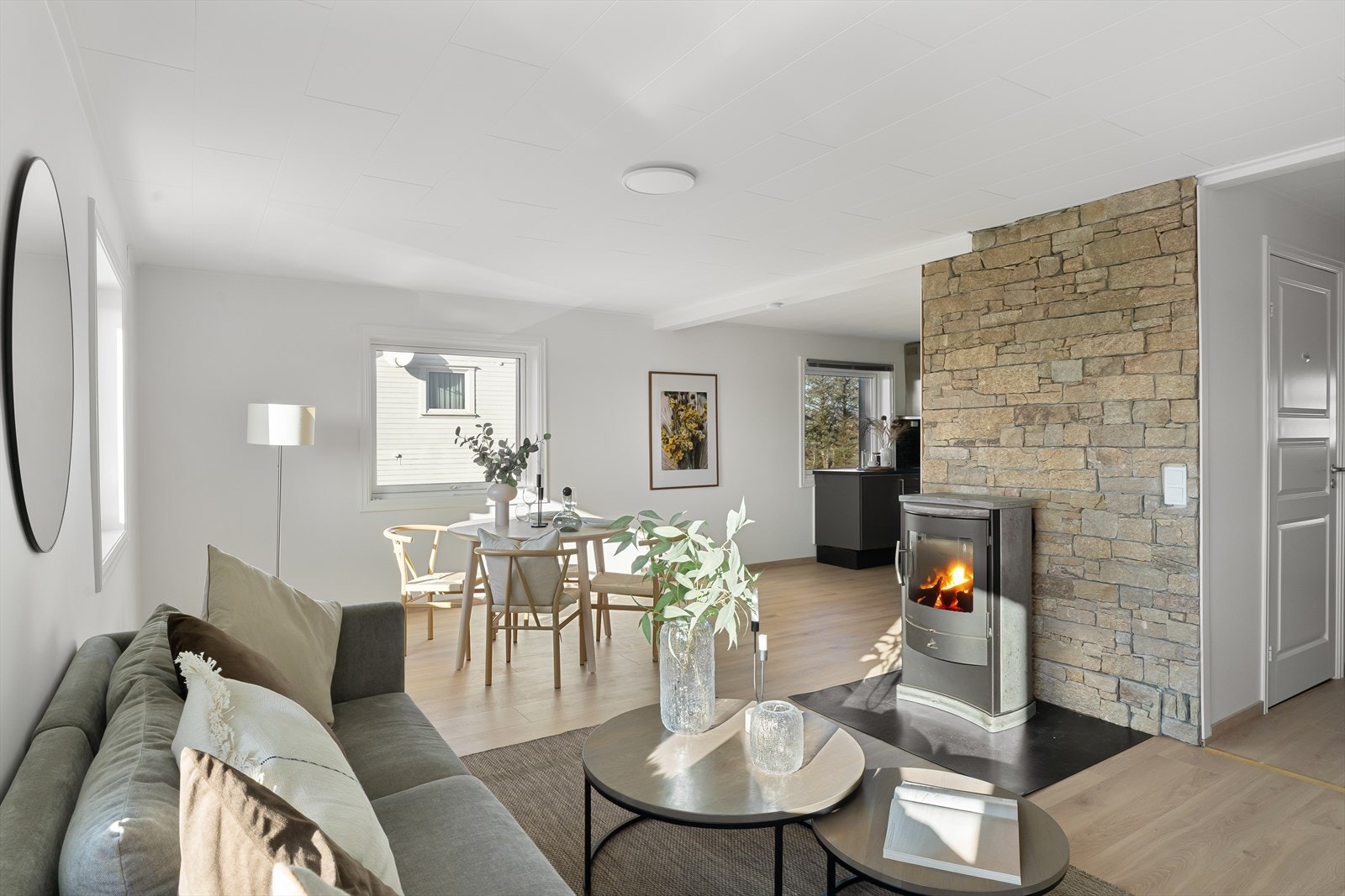 God plass til både sofagruppe og stort spisebord Galleribilde