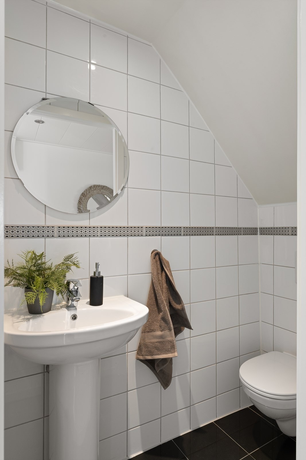 Praktisk helfliset gjeste-wc Galleribilde