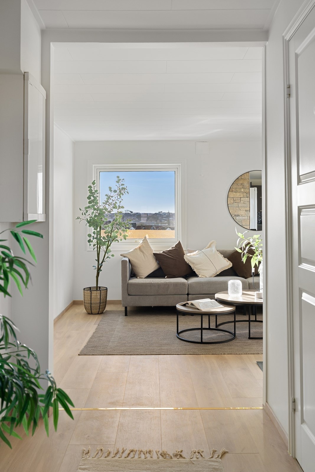 Nytt gulv og nymalte veggflater Galleribilde