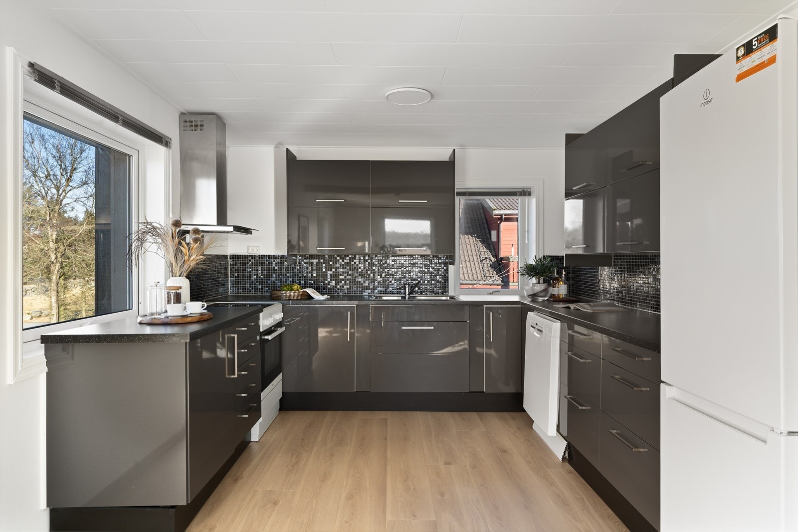 Flott kjøkken med god skap- og benkeplass. Hvitevarene følger med i handelen Galleribilde