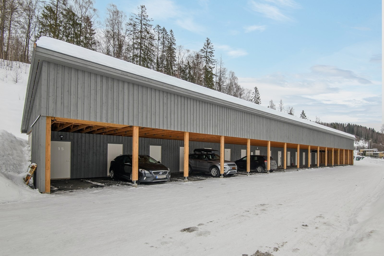 Det medfølger en fast plass i carportanlegg, med en tilhørende bod på ca. 5 m². Galleribilde