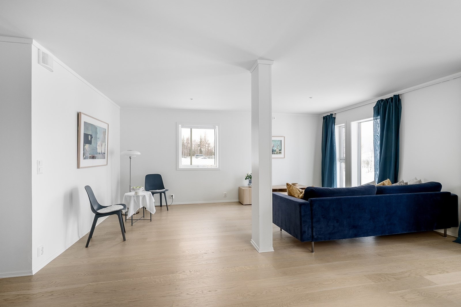 Alle vegger og himlinger har malte, glatte gipsoverflater som gir et helhetlig inntrykk. Galleribilde