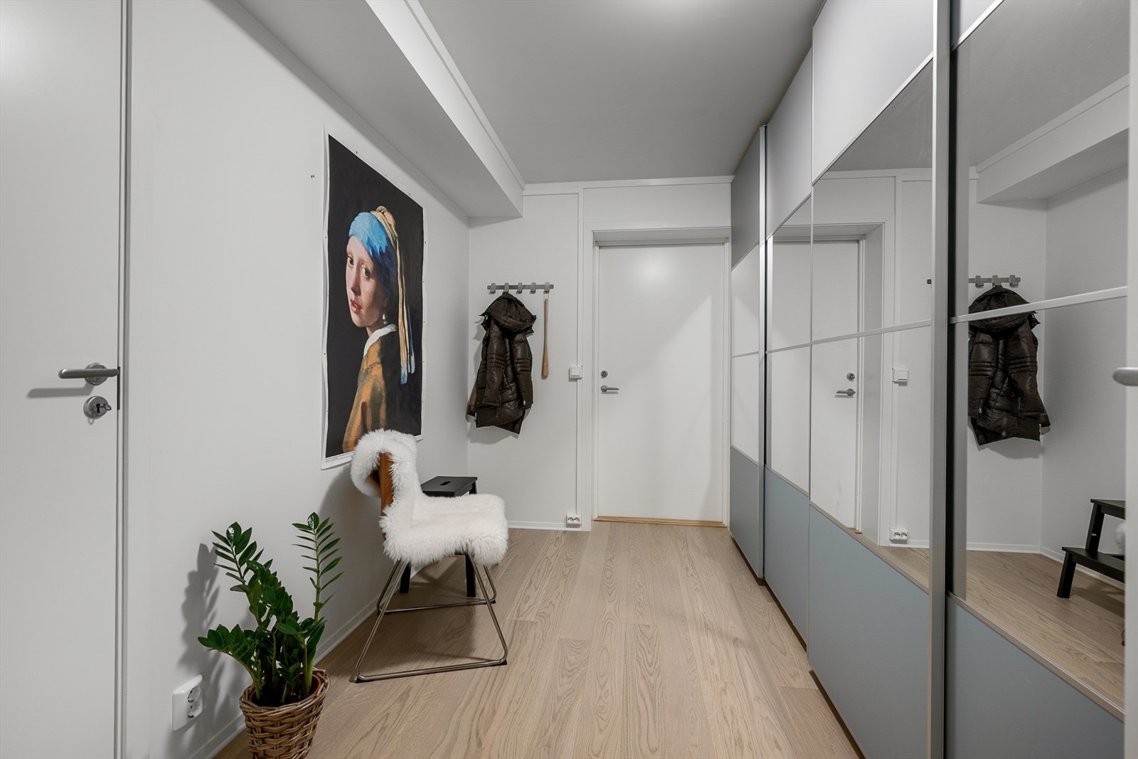 Velkommen inn i en lys entré med god plass til garderobeløsninger. Galleribilde