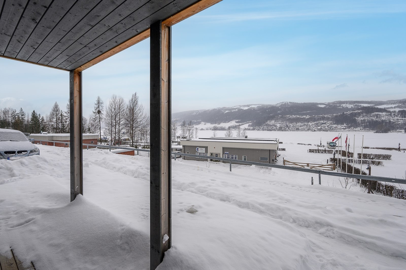 Fra uteplassen har man utsikt mot Mjøsa og nærområdet. Galleribilde