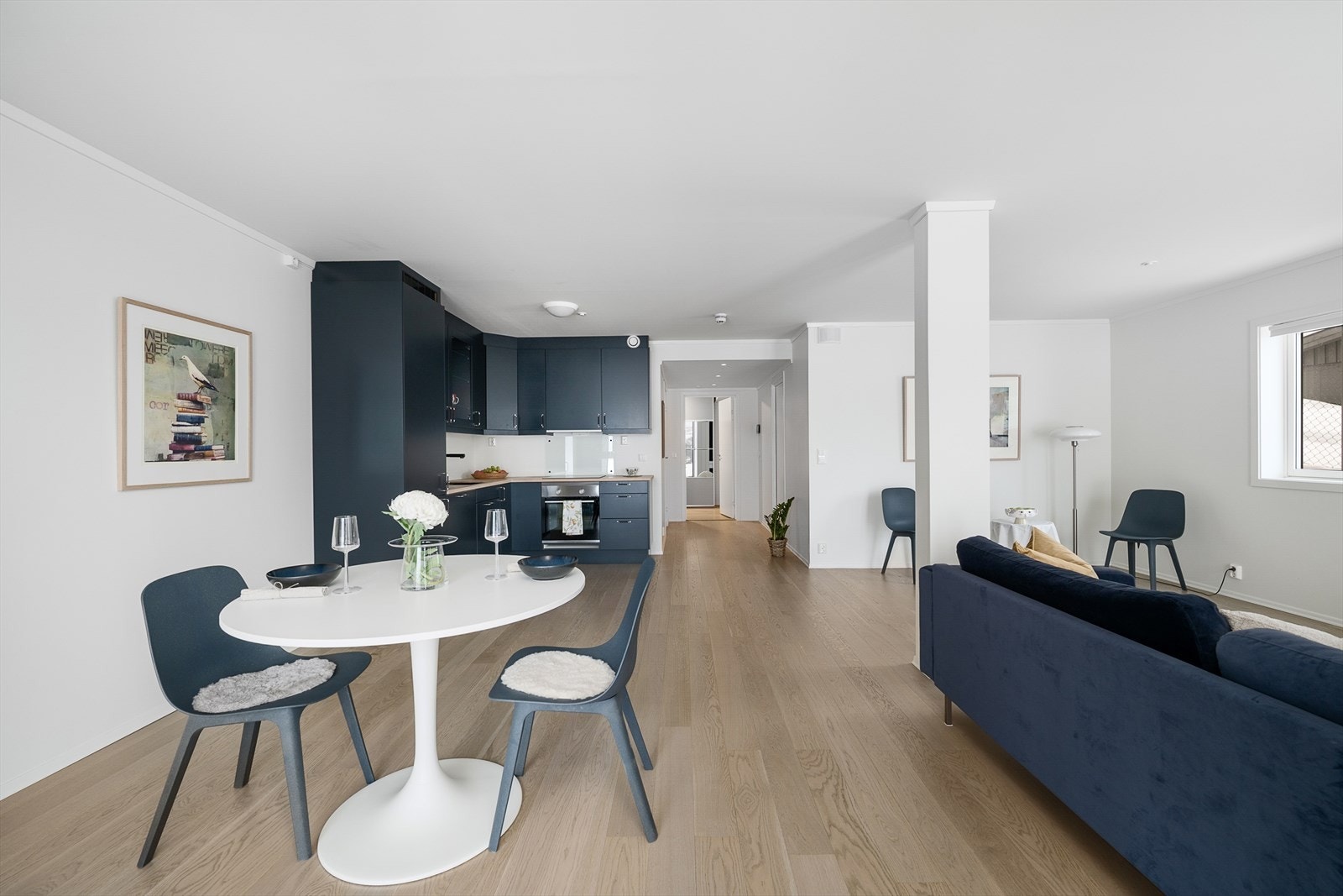 Moderne leilighet fra 2022 med åpen løsning mellom stue og kjøkken Galleribilde