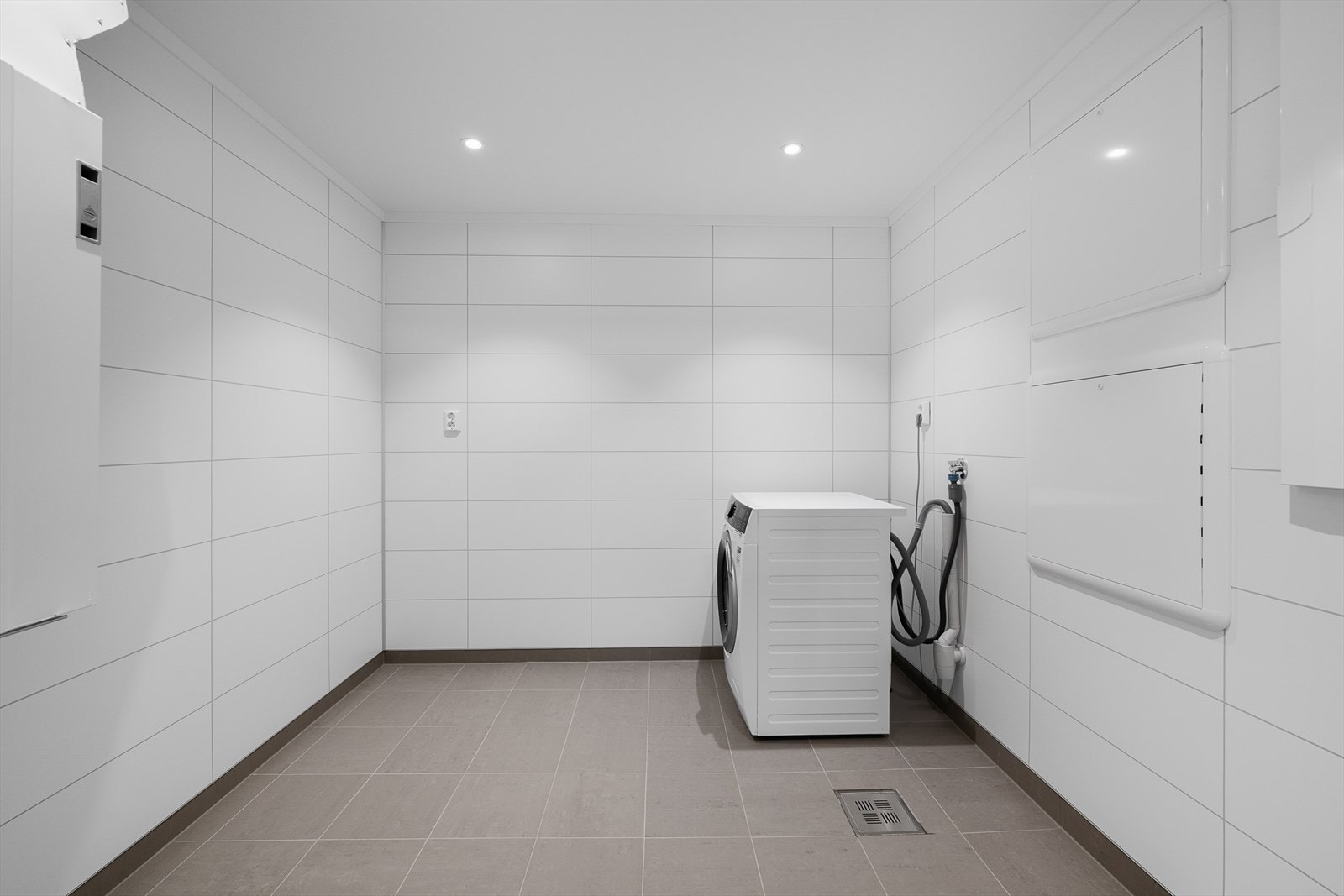 Leiligheten har et separat vaskerom med flislagt gulv, gulvvarme og opplegg for vaskemaskin. Galleribilde