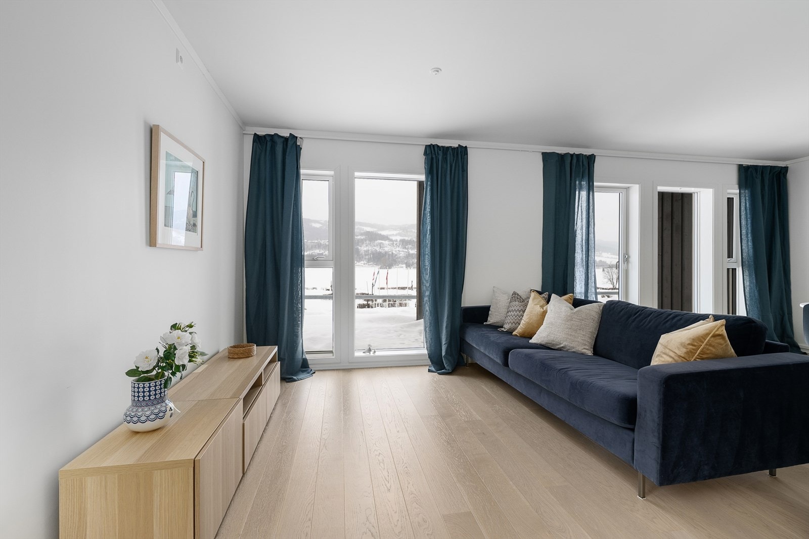 De store vindusflatene mot vest sørger naturlig belysning i rommet Galleribilde