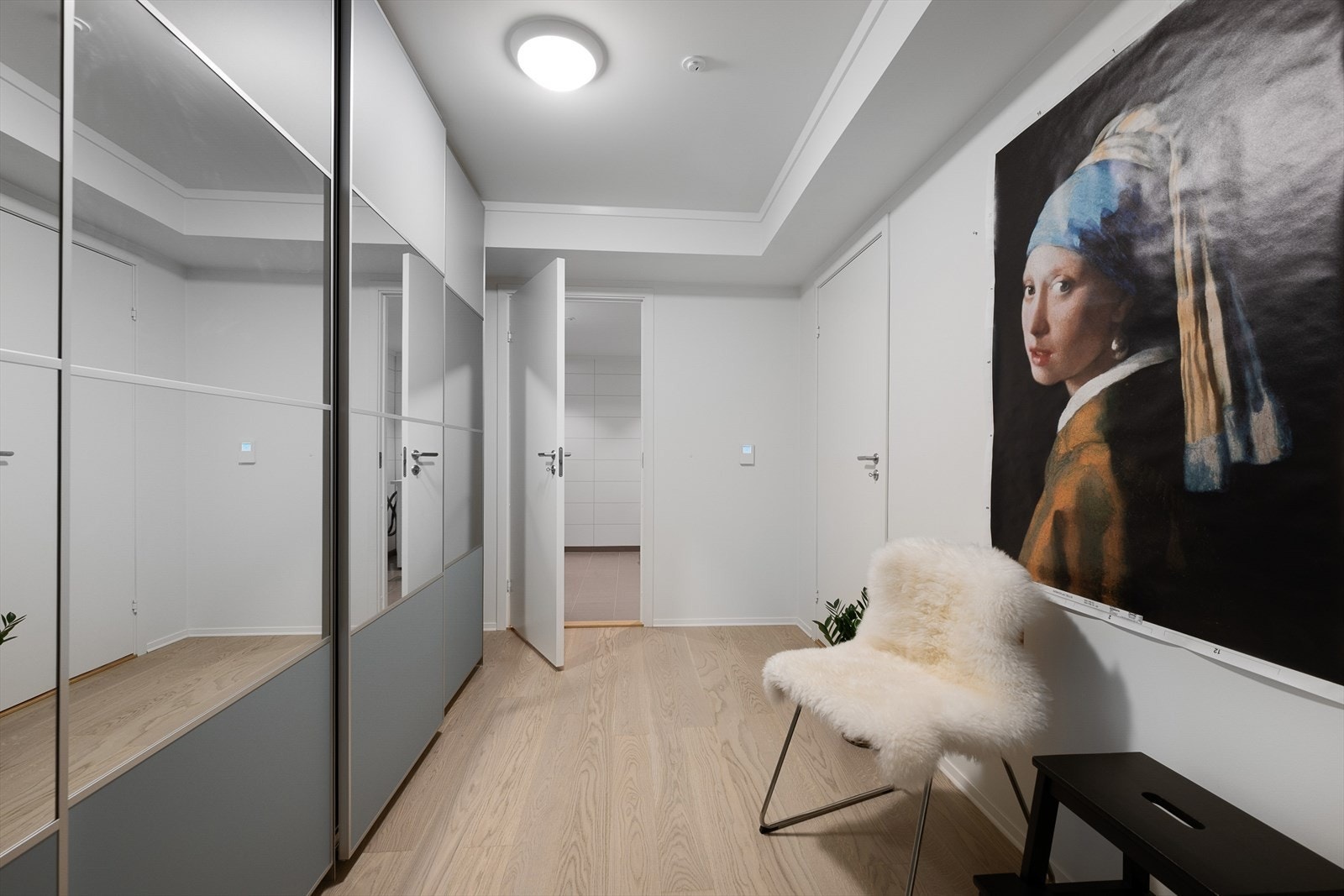 Rommet er romslig med plass til mindre sittegruppe Galleribilde