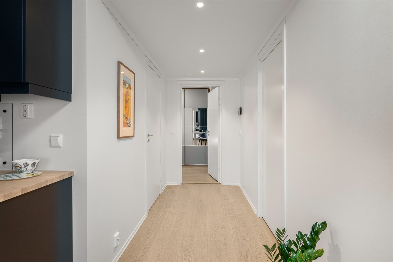 Fra allrommet leder en gang videre til soverom og bad. Galleribilde