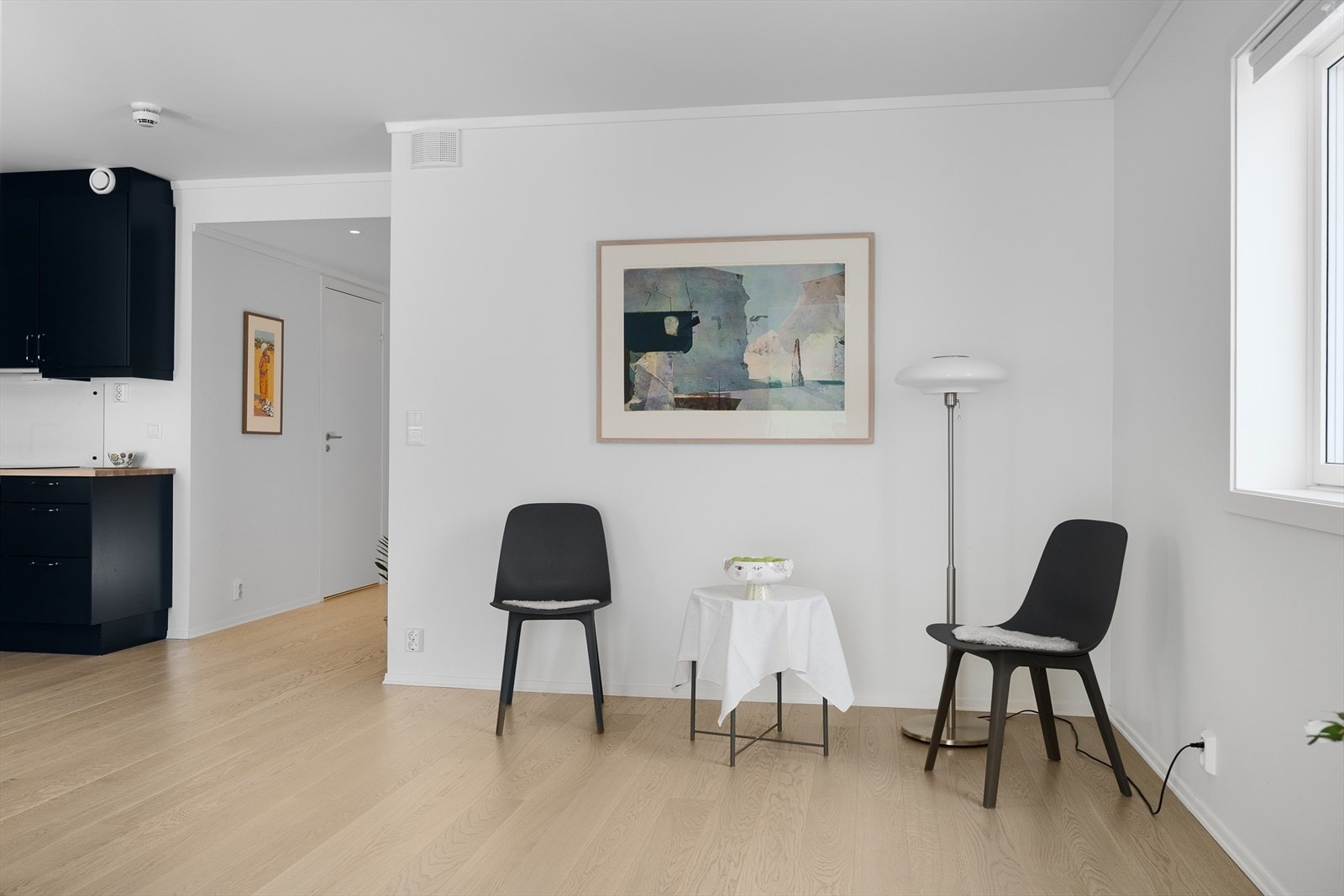 Den åpne løsningen gir en god romfølelse og fleksible møbleringsmuligheter. Galleribilde