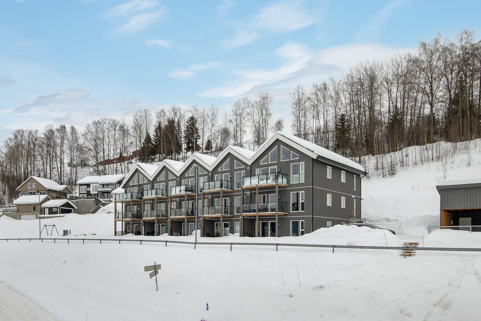 Fellesarealene er pent opparbeidet med grøntarealer og sittegrupper. Galleribilde