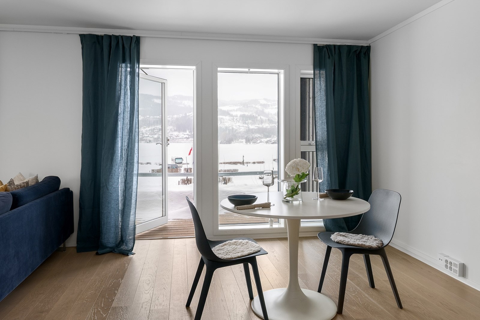 Fra stuen er det direkte utgang til en romslig terrasse på bakkeplan. Galleribilde