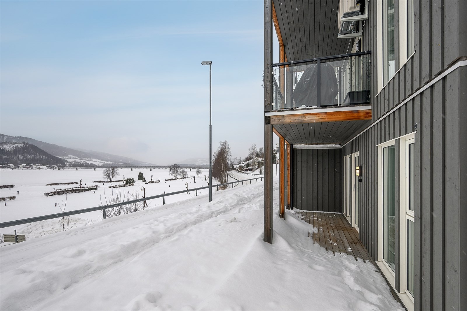 Terrassen på 13 m² er bygget i impregnerte materialer og har god plass til utemøbler. Galleribilde