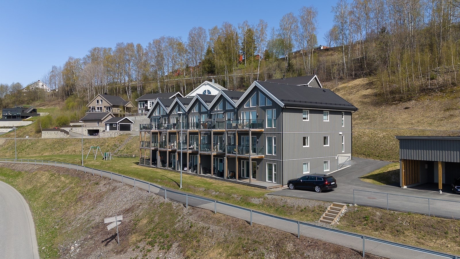 Uteområde sett sommertid er opparbeidet med plenareal Galleribilde