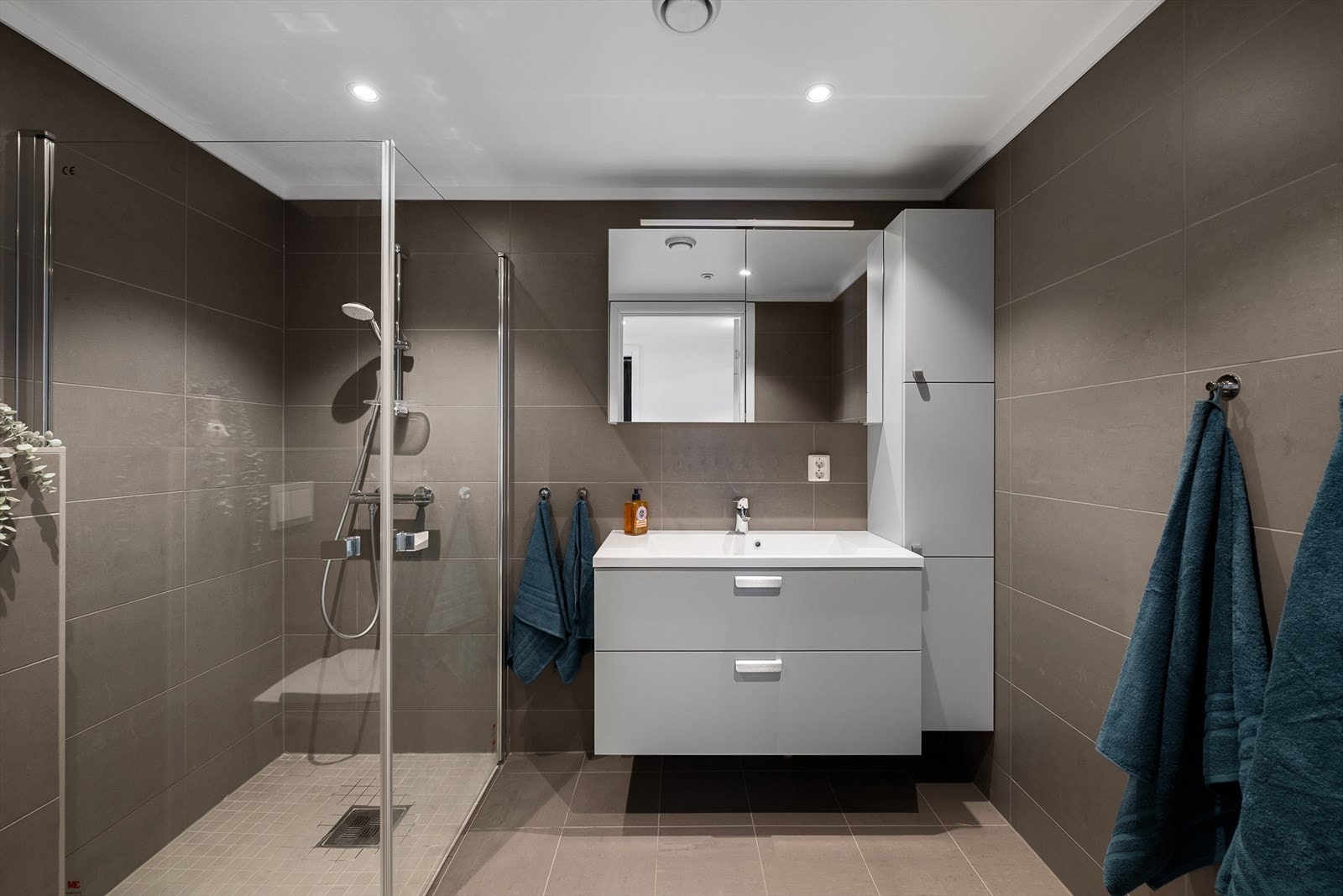 Badet er helfliset og utstyrt med varmekabler i gulvet og downlights i taket. Galleribilde