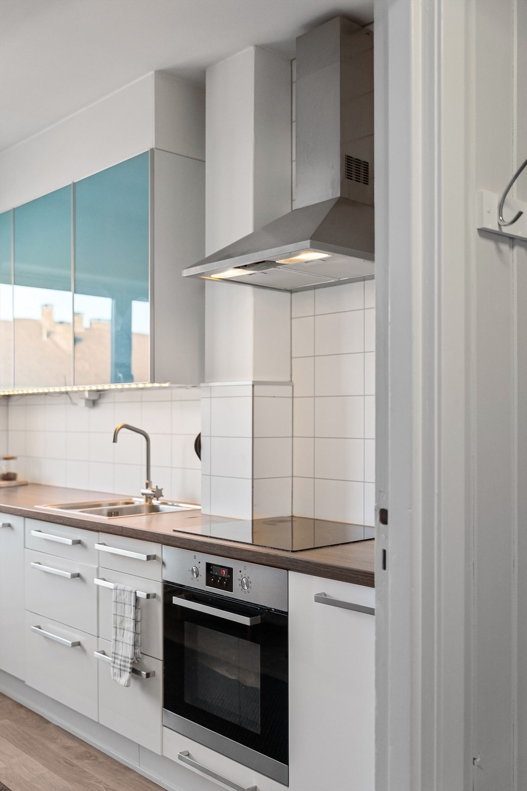 Kjøkkenet, som er vurdert til å være fra 2011, har en funksjonell og stilren innredning Galleribilde